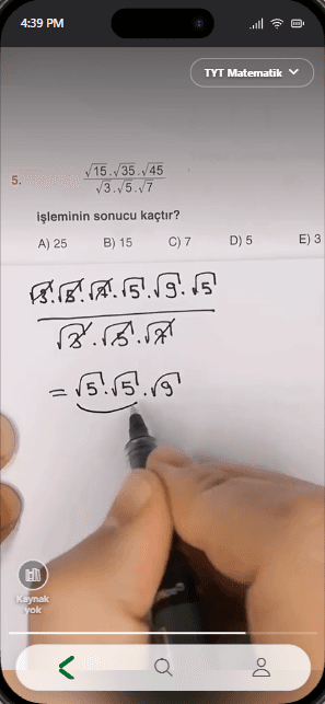 Aynı köklü sayılar sorusunun çözüm karesi: öğretmen sadeleştirmeyi adım adım yazıyor.